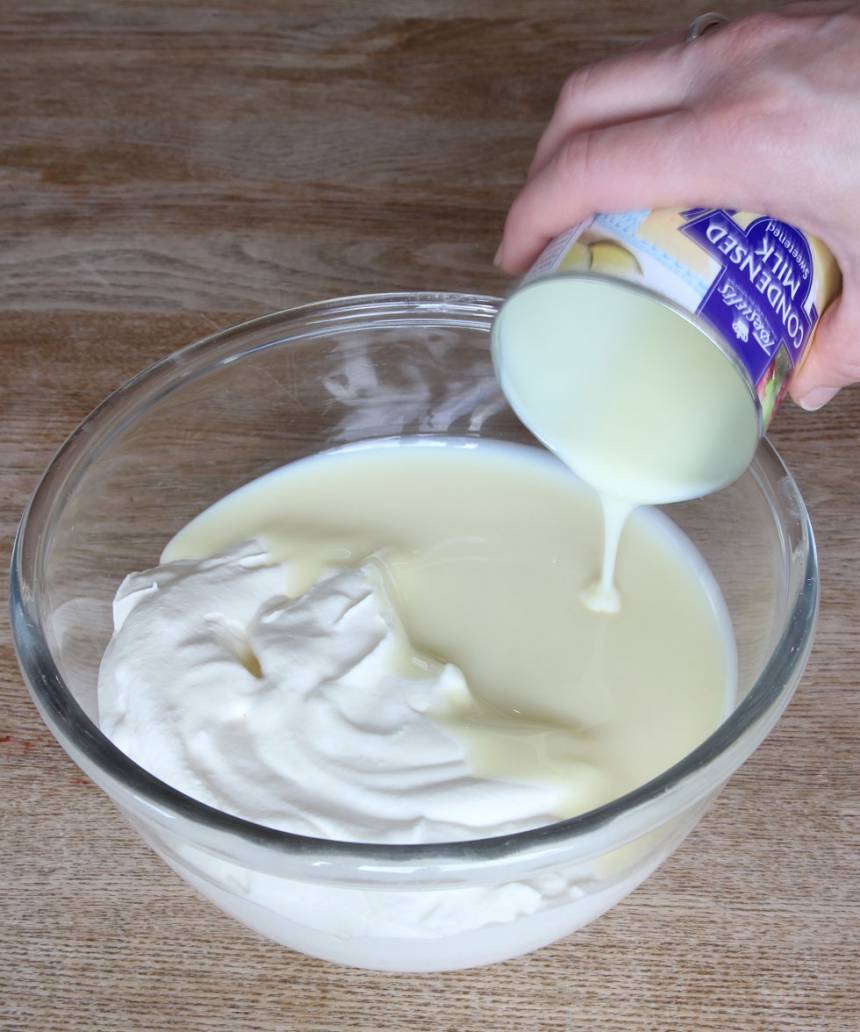 2. Rör ner den kondenserade mjölken och rör om ordentligt, men försiktigt 