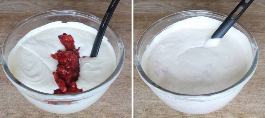 3. Mosa jordgubbarna med en gaffel och blanda försiktigt ner 2/3 av dem i glassmeten. 