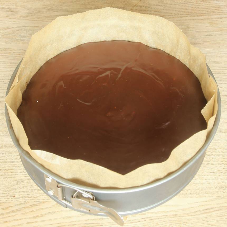5. Bred ut chokladtryffeln på chokladbottnen. Ställ den i kylen och låt den stelna. Garnera med maränger vid servering. Skär den i bitar när tryffeln stelnat.