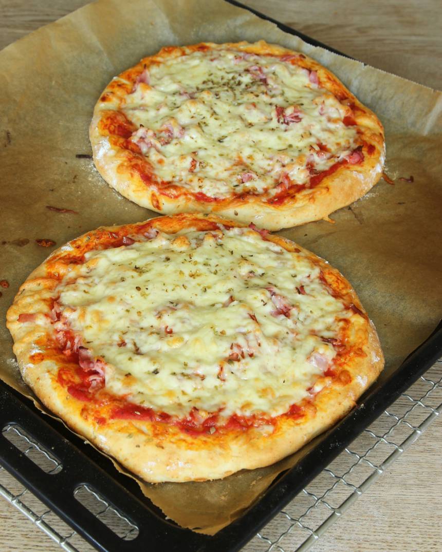 4. Grädda pizzorna mitt i ugnen i 12–14 min. Tänk på att värmen i olika ugnar kan variera så håll koll på gräddningen mot slutet.