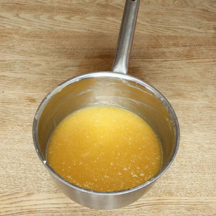 1. Sätt ugnen på 180 grader. Smält smöret i en kastrull och rör ner sockret. Tillsätt resten av ingredienserna och blanda ihop allt till en slät smet. 