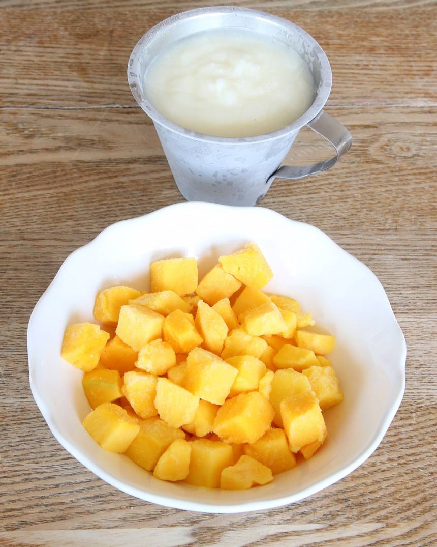 1. Mixa den frysta yoghurten och mango till en slät glass i en mixer eller köksmaskin med knivar. Låt det tina något om det är svårt att mixa. Ät direkt! 