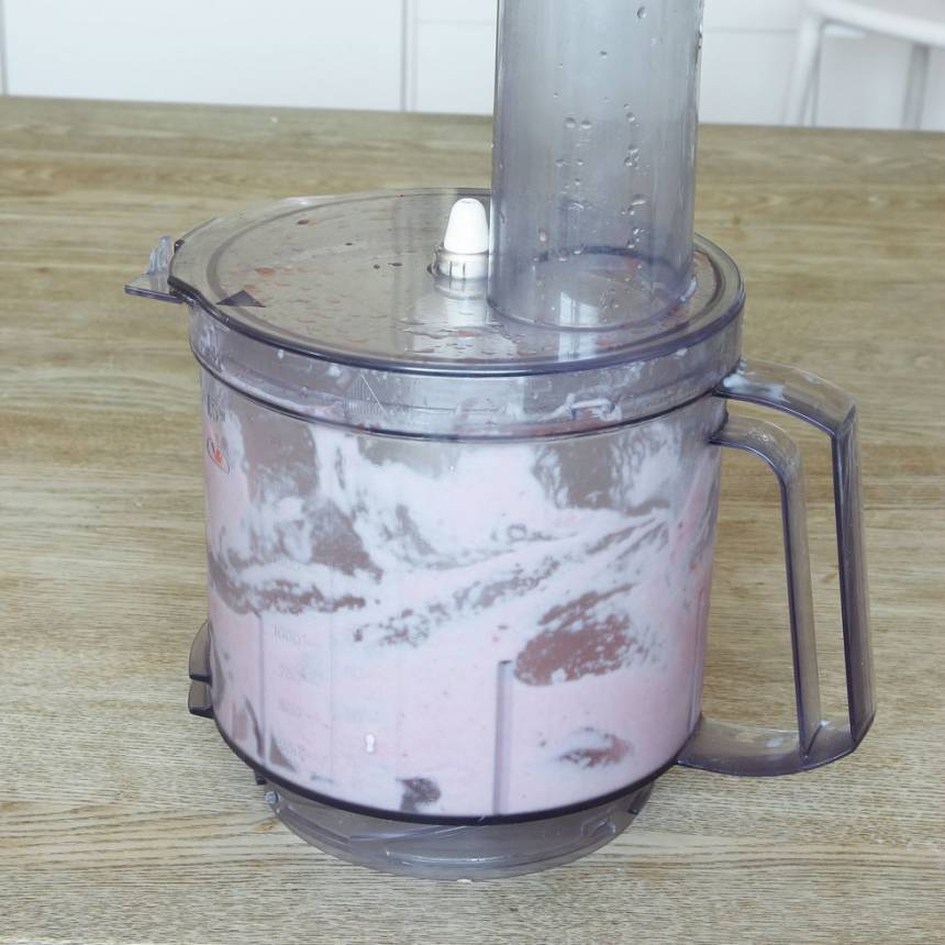 1. Mixa fryst vattenmelon, banan och mjölk eller yoghurt till en krämig glass i en köksmaskin med knivar (häll på lite mjölk i taget och anpassa mängden till hur krämig du vill ha den). 