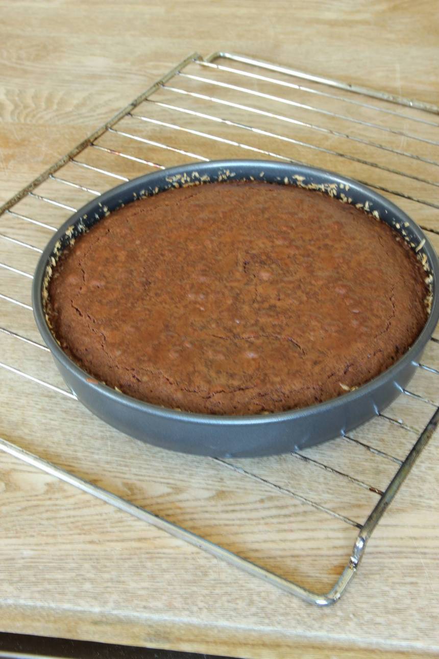 3. Grädda kakan längst ner i ugnen i 26–30 min. (Gräddningen är lite längre än en vanlig kladdkaka eftersom den innehåller mer smet. Låt den kallna i formen. Pudra florsocker över kakan före servering. 