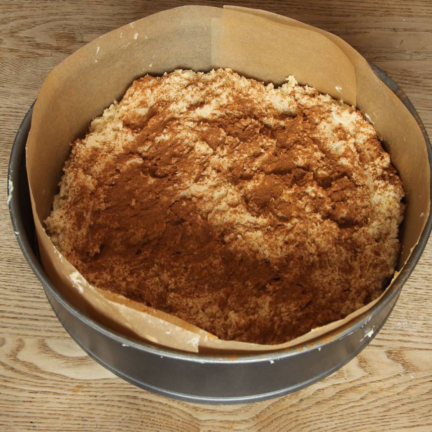 4. Strö över kanel i valfri mängd. Grädda kakan mitt i ugnen i 30–35 min. Låt den svalna i formen. Pudra över florsocker före servering. 
