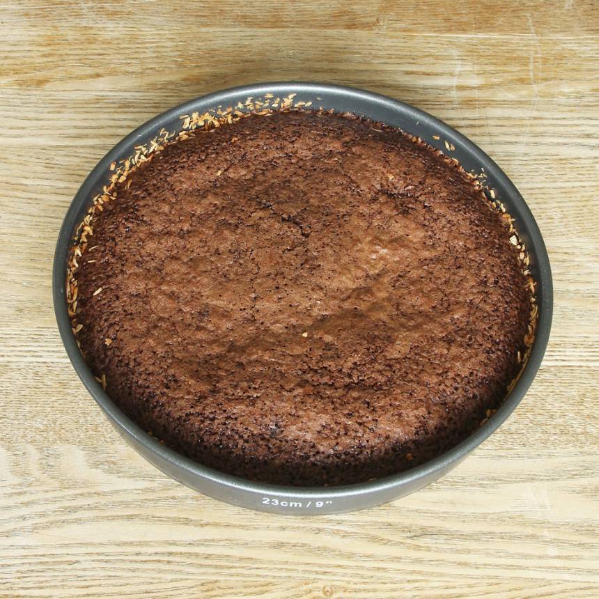 3. Grädda kakan mitt i ugnen i ca 24 min. Ta ut kakan och låt den stå i ca 15 min. Höj värmen till 250 grader när du tar ut kakan.