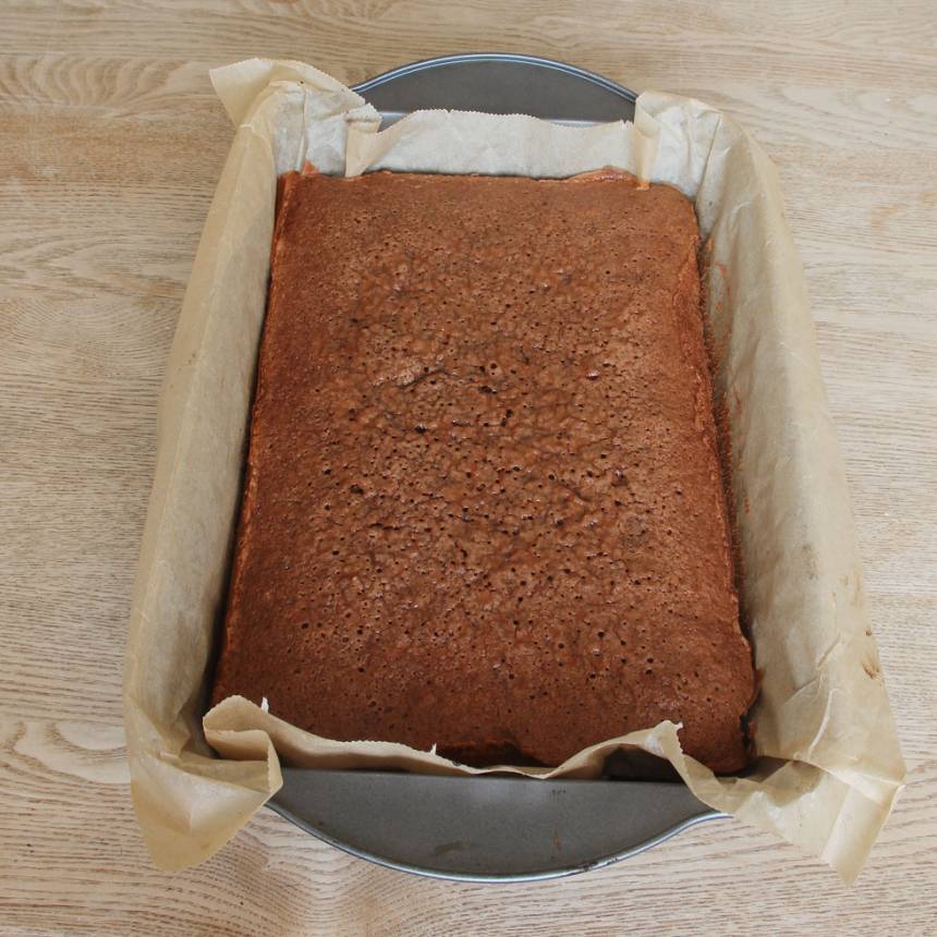 3. Grädda kakan mitt i ugnen i 22–24 min. Låt den kallna i formen. 