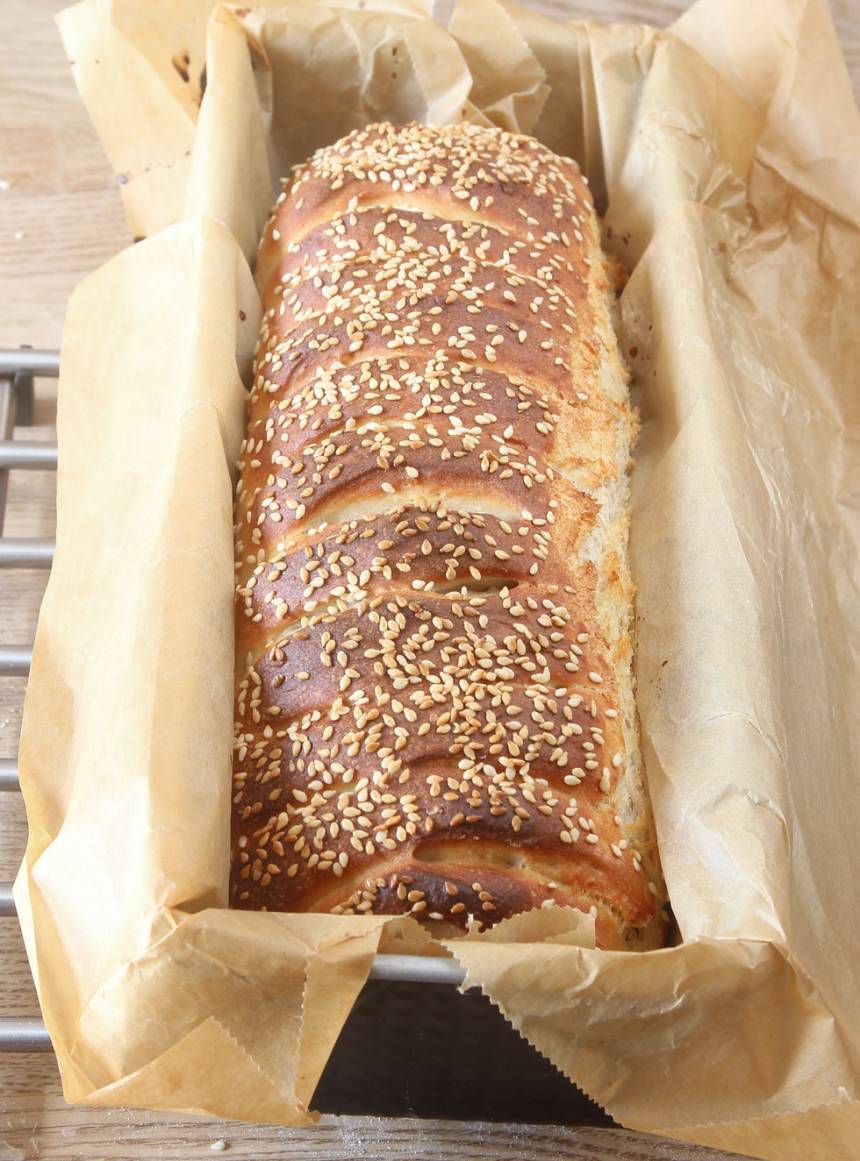 6. Grädda brödet längst ner i ugnen i 25–30 min. Sänk värmen till 225 grader när du sätter in brödet. Låt limpan svalna i formen. 
