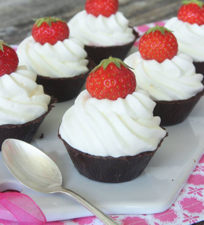Gjutna chokladformar fyllda med jordgubbar & vispgrädde – klicka här för recept!