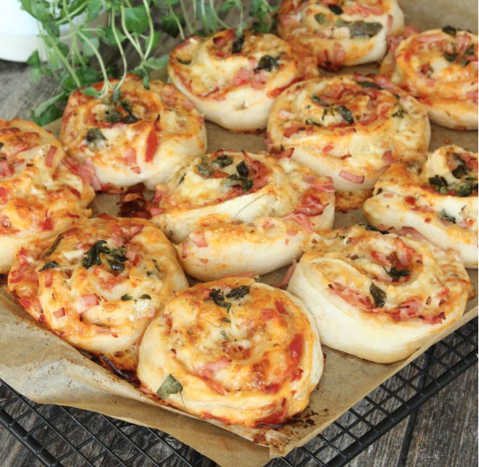 Baka klassiska pizzabullar – klicka här för recept!