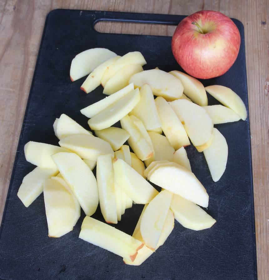 1. Sätt ugnen på 225 grader. Skala äpplena och skär dem i skivor. 