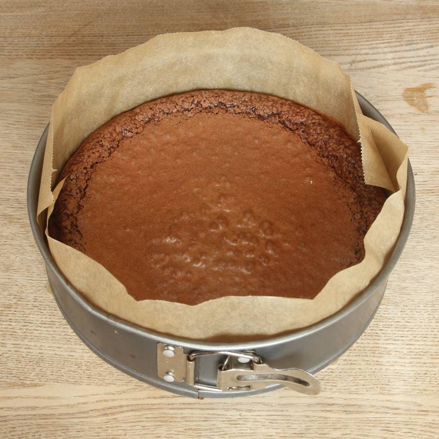 2. Häll smeten i en smord och bröad rund form med avtagbar kant, 23–24 cm i diameter (bröa med ströbröd eller kokos). 3. Grädda kakan längst ner i ugnen i 30–34 min. Låt den kallna i formen.