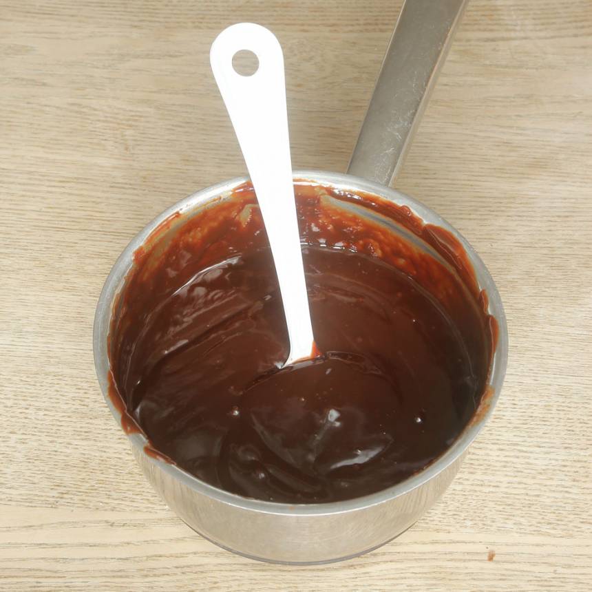 4. Tryffel: Värm upp vispgrädden i en kastrull. Bryt chokladen i bitar och smält ner den i grädden. Tillsätt smöret och rör om till en slät smet. 