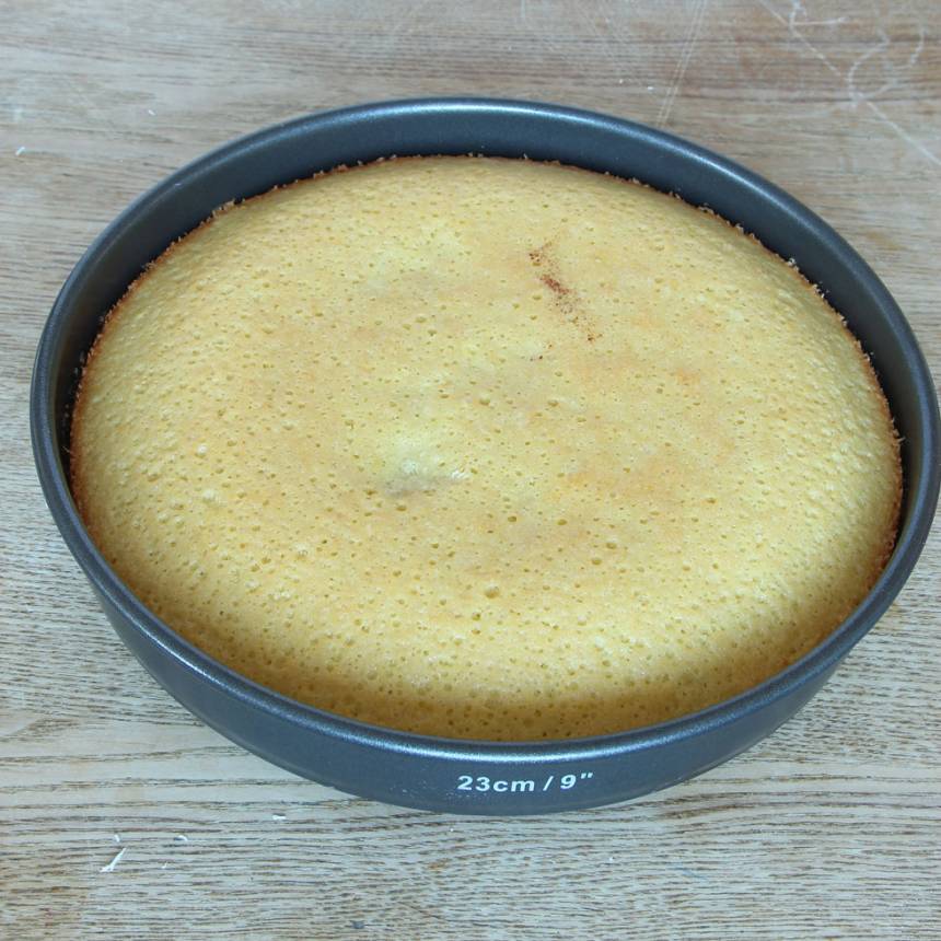 3. Grädda kakan mitt i ugnen i 18–24 min beroende på hur kladdig du vill ha den. Låt den svalna i formen. Pudra kakan med florsocker före servering. 