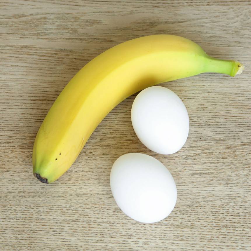 1. Ta fram banan och ägg.