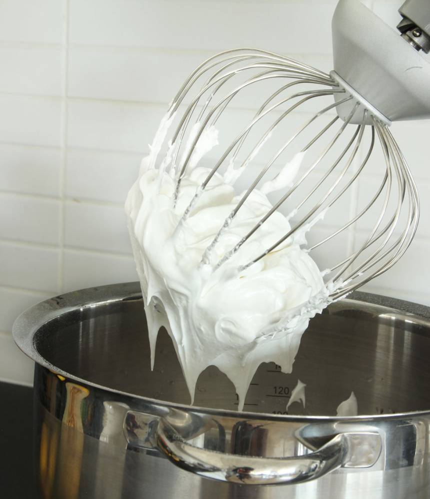 1. Sätt ugnen på 100 grader. Smält chokladen över vattenbad. Låt den svalna. Vispa äggvitorna till ett hårt skum. Tillsätt 1/3 av strösockret och vispa en stund till. Tillsätt resten av sockret, lite i taget och fortsätt vispa till en fast skum. 