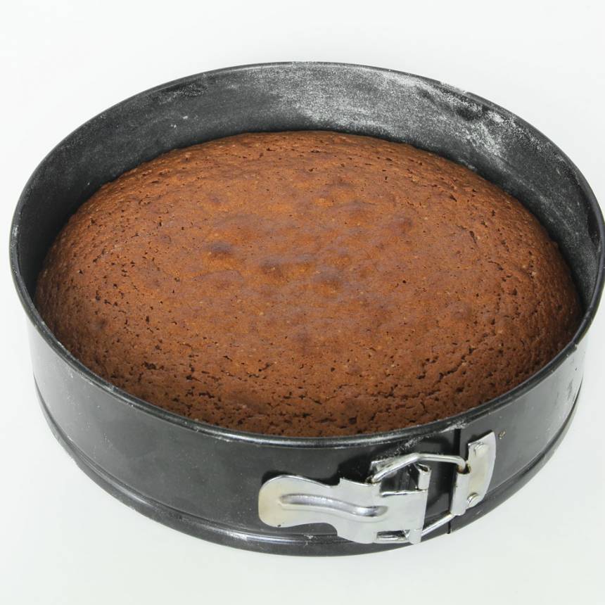 2. Häll smeten i en form med löstagbar kant, ca 24 cm i diameter. Grädda kakan mitt i ugnen i 36–40 min. Låt den svalna i formen. 