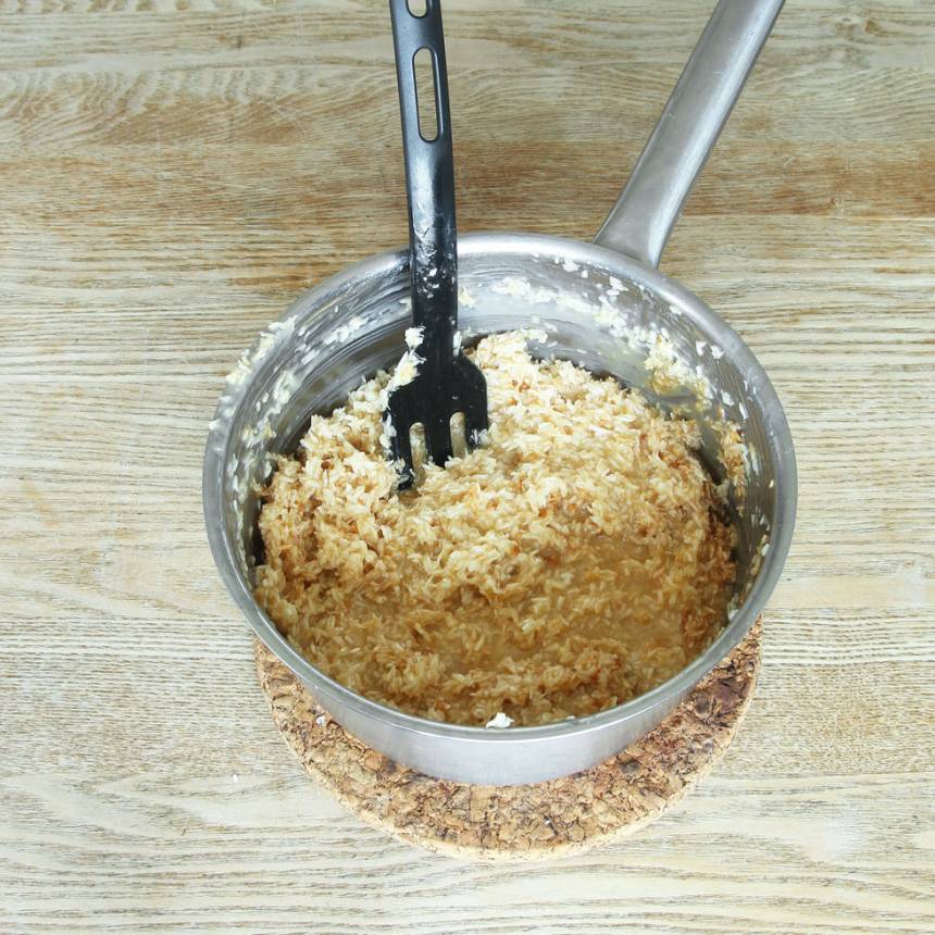 4. Kokostosca: Blanda ihop alla ingredienserna i en kastrull. Låt den puttra på spisen i ca 15 min. 