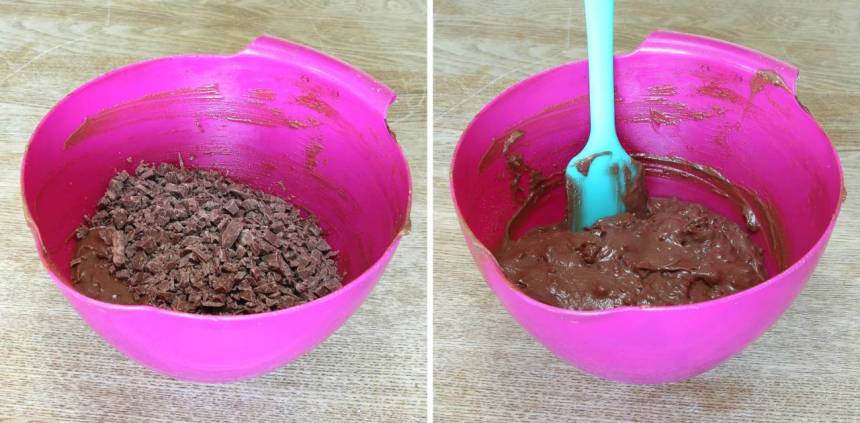 3. Rör sist ner chokladhacket i smeten. 