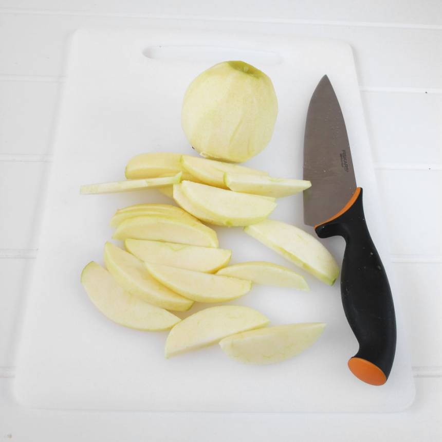 3. Skala äpplena och skär dem i tunna klyftor. 