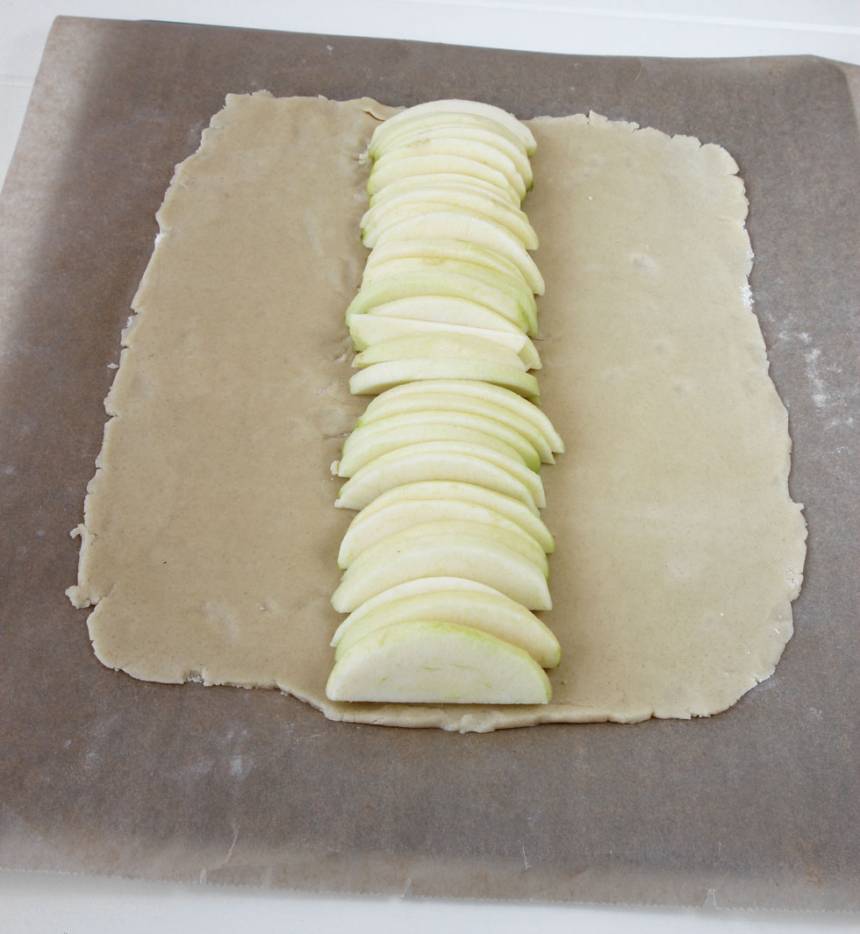 4. Lägg äppelklyftorna i en tät rad i mitten på degen. 
