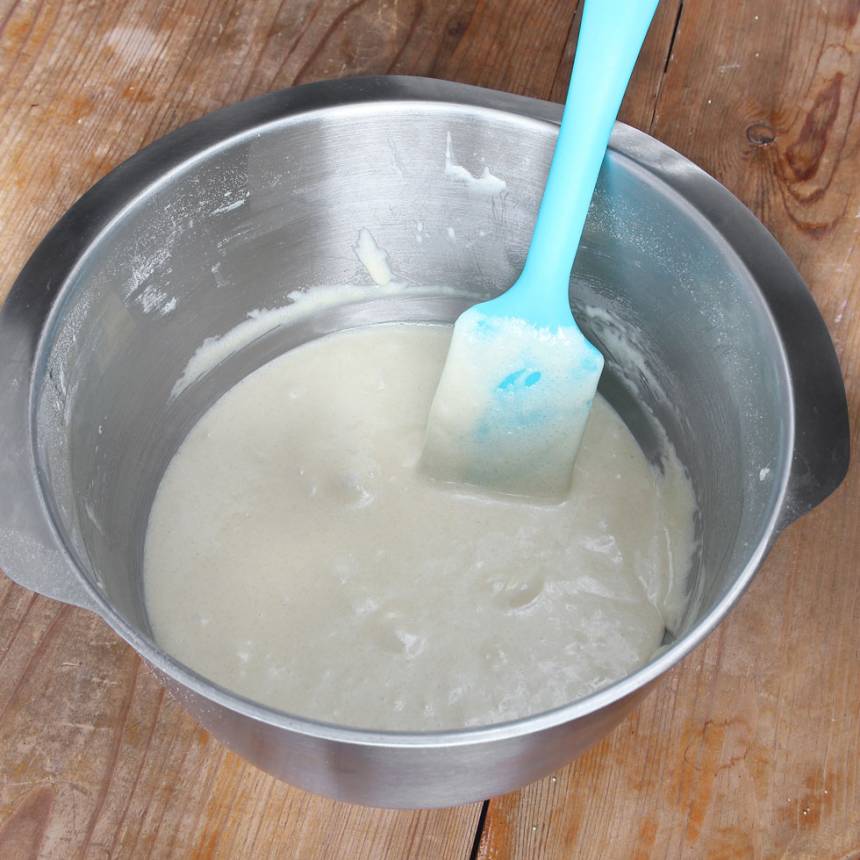 1. Sätt ugnen på 180 grader. Vispa ägg och socker vitt och pösigt i en bunke. Vänd ner vetemjöl och smör och rör om försiktigt till en smet. 