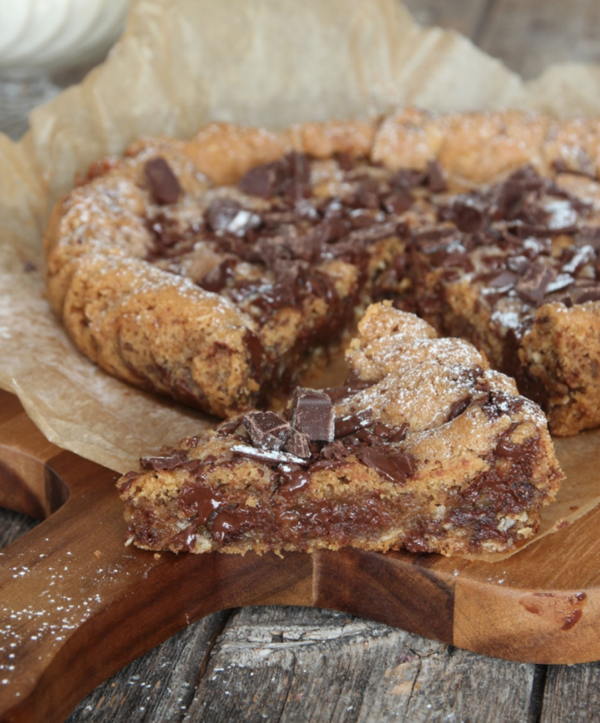 Baka en amerikansk jättecookie med Diam och hackad choklad i – underbart gott! Klicka här för recept!