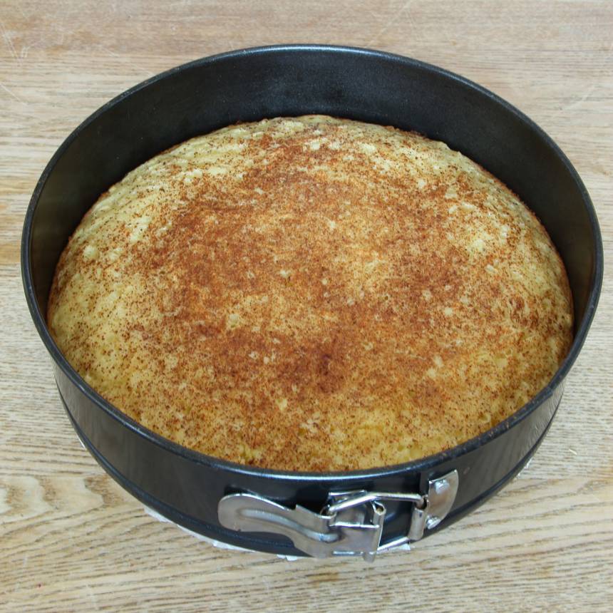 5. Grädda kakan mitt i ugnen i 22–30 min beroende på hur kladdig du vill ha den. Låt den svalna i formen. Pudra kakan med med florsocker före servering. Servera gärna med lättvispad grädde. 