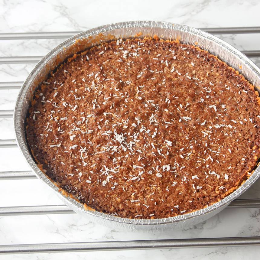 4. Grädda kakan mitt i ugnen i 22–25 min beroende på hur kladdig du vill ha den. Låt den svalna i formen. Servera gärna med lättvispad grädde eller vaniljglass.