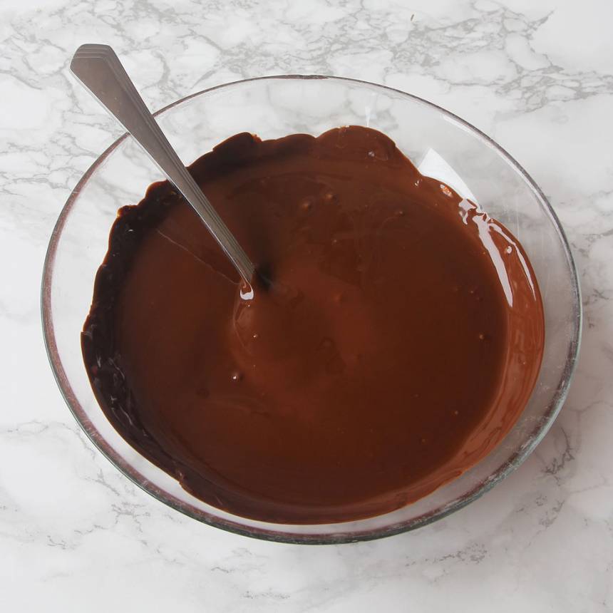 3. Garnering: Smält chokladen i en skål över vattenbad. Rör om ordentligt. 