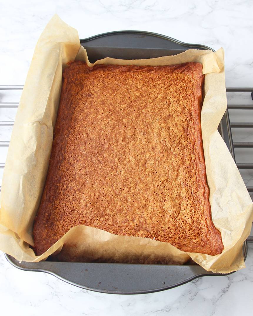 4. Grädda kakan längst ner i ugnen i 43–45 min. Låt den kallna i formen. Skär gärna kakan i rutor innan du brer på glasyren så blir det mindre kladdigt när du lossar rutorna från varandra. 