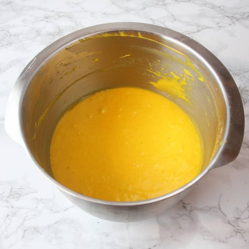 1. Sätt ugnen på 180 grader. Vispa ägg och strösocker pösigt i en bunke. Blanda saffran, vetemjöl och bakpulver. Rör ner det i äggblandningen ihop med smör och mjölk. Vispa ihop allt till en slät smet.