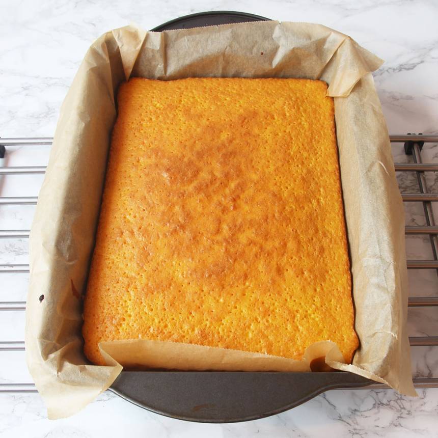 3. Grädda kakan mitt i ugnen i 20–23 min. Låt den kallna i formen. 