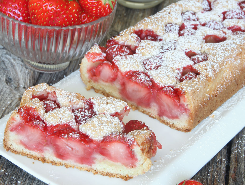 Baka en ljuvligt god, segmjuk jordgubbskaka – klicka på bilden för recept! 