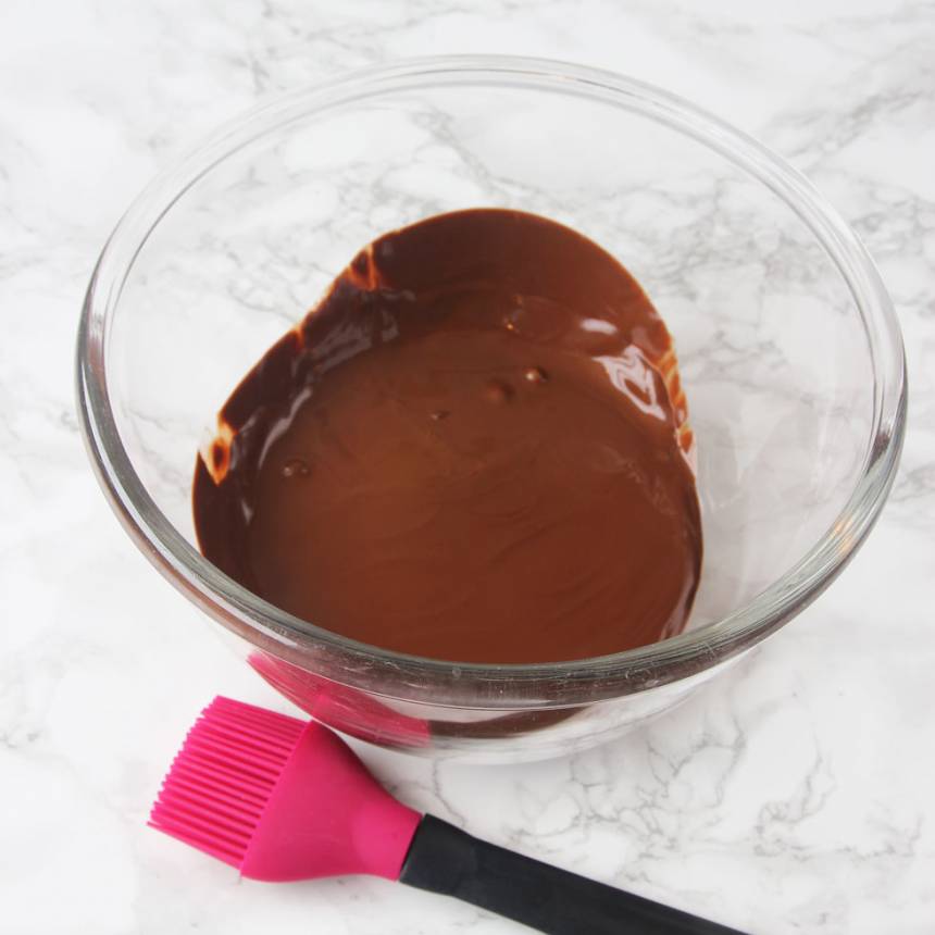 1. Till formen: Smält chokladen i en skål över vattenbad. 