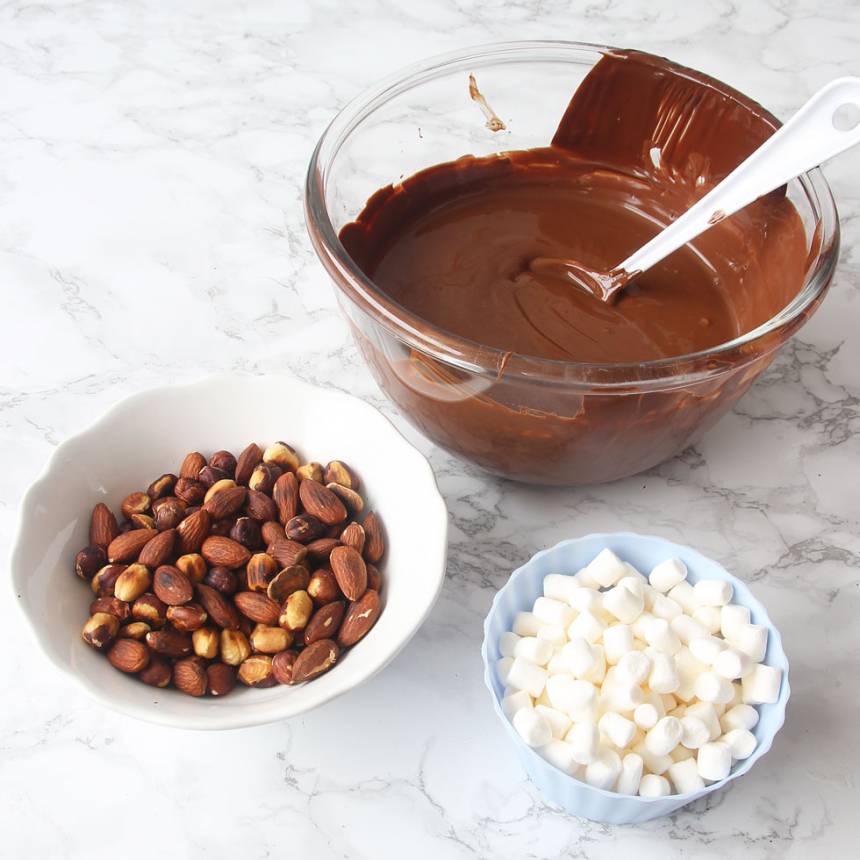 6. Fyllning: Smält chokladen och Nutellan i en skål över vattenbad. Låt den svalna något. 