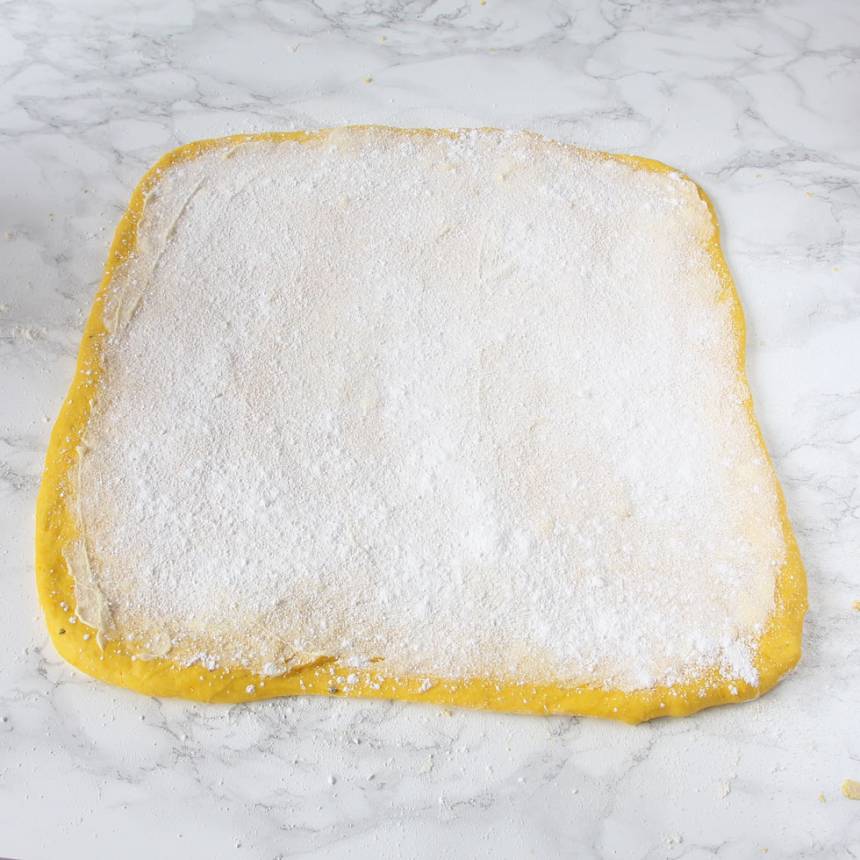 3. Fyllning: Bred ut hälften av smöret på degplattan och strö över hälften av strösockret och vaniljsockret.