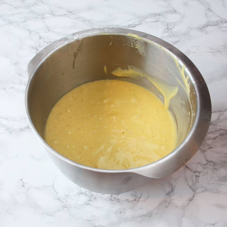 1. Sätt ugnen på 200 grader. Vispa ägg och strösocker poröst i en bunke. Tillsätt resten av ingredienserna och blanda ihop allt till en slät smet. 