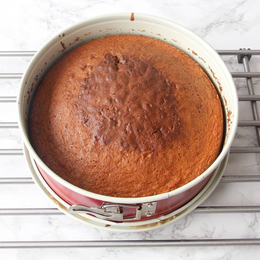 6. Grädda kakan längst ner i ugnen i 40–45 min. Låt den svalna i formen. 