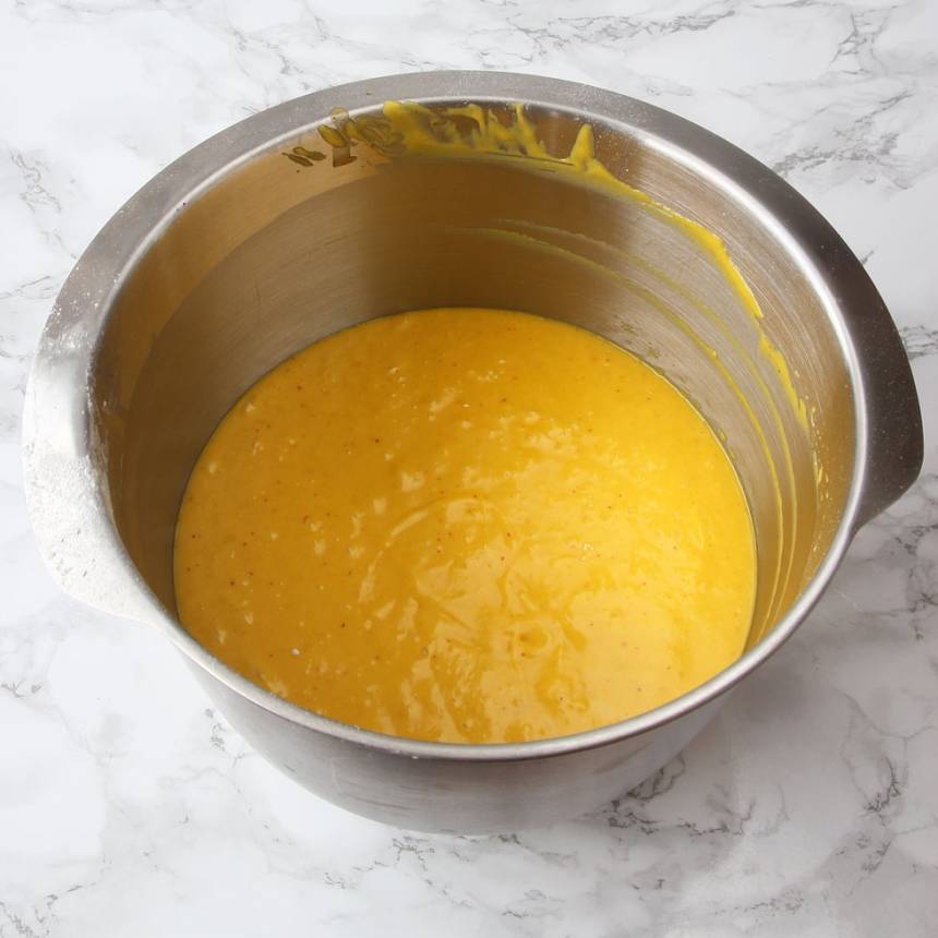 2. Vispa ägg och strösocker pösigt i en bunke. Tillsätt bakpulver, mjölk, vetemjöl och smörblandningen. Blanda ihop allt till en slät smet. 