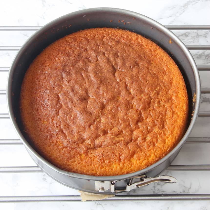 4. Grädda kakan längst ner i ugnen i 40–45 min. Låt den svalna i formen.