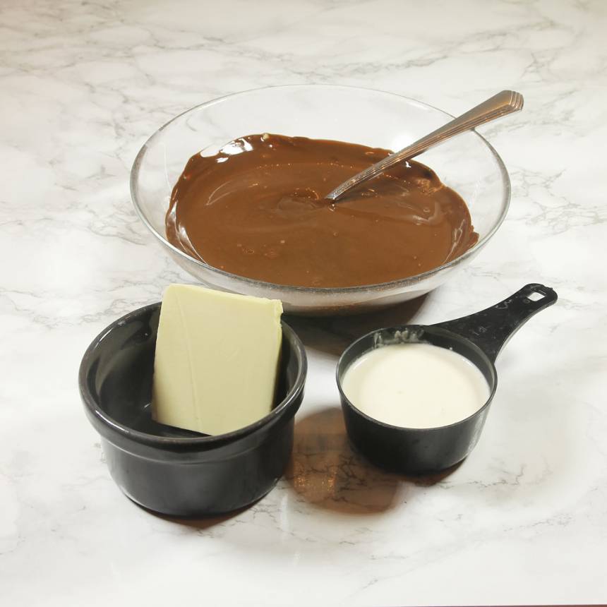 2. Smält chokladen över vattenbad. Smält ner smöret och rör ihop.