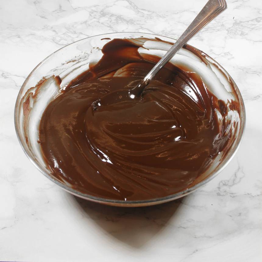 3. Blanda ner vispgrädden och rör om till en slät chokladsmet.