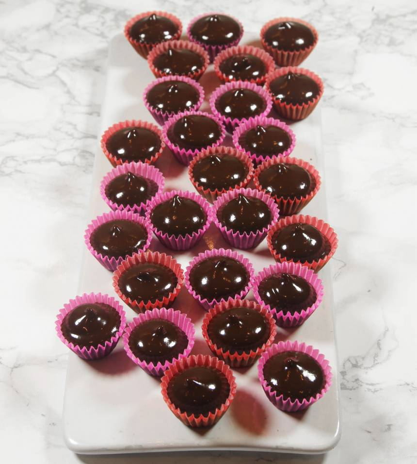 4. Spritsa eller häll ner chokladen (med en kanna) i formarna. Låt chokladen stelna i kylen.Pudra över florsocker före servering.