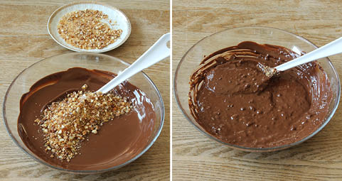 3. Smält chokladen över vattenbad. Låt den svalna något. Rör ner korkanten (spar lite till garnering). 