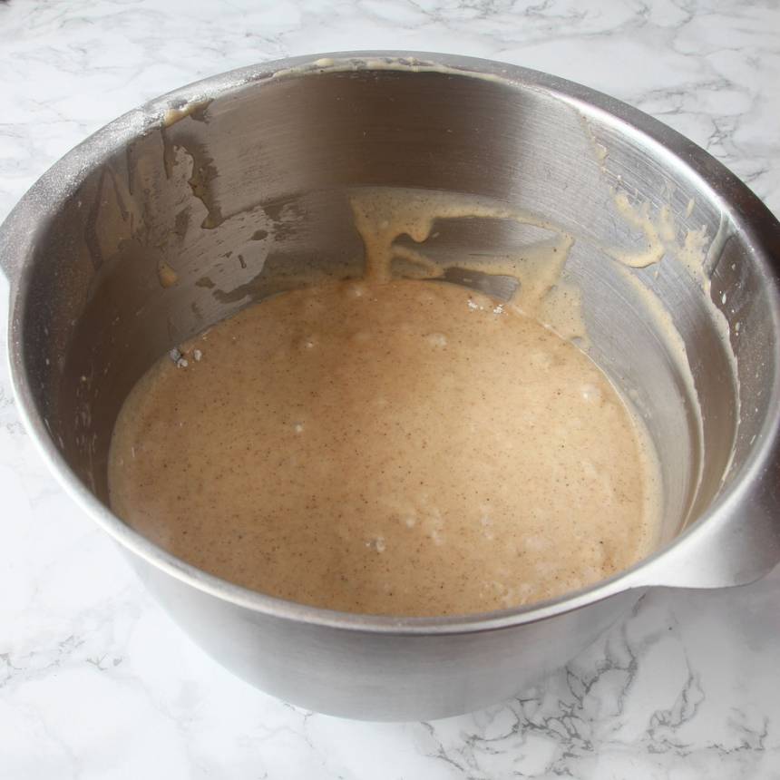 1. Sätt ugnen på 180 grader. Vispa ägg och strösocker pösigt i en bunke. Blanda vetemjöl, pepparkakskrydda, kanel och bakpulver. Rör ner det i äggblandningen ihop med smör och mjölk. Vispa snabbt ihop allt till en slät smet. 