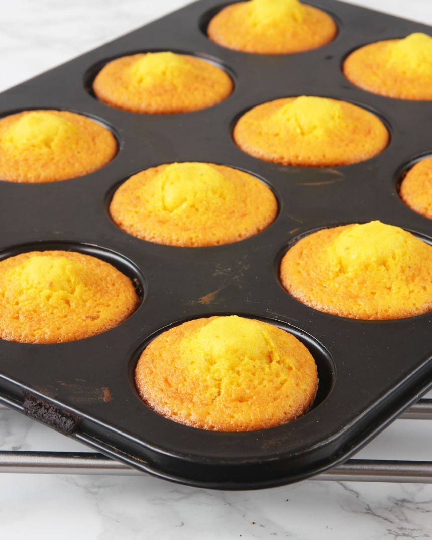 4. Grädda muffinsarna mitt i ugnen i 14–16 min. Pudra ev. florsocker över dem före servering.