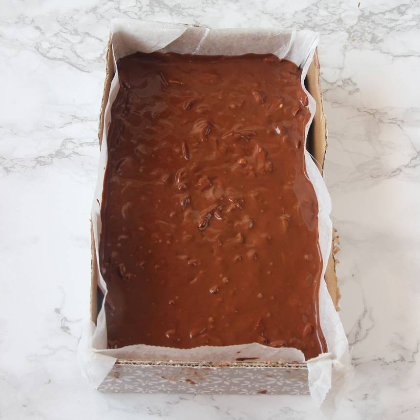 4. Häll chokladsmeten i formen. Låt den stelna i kylen. Skär i bitar med en vass kniv.