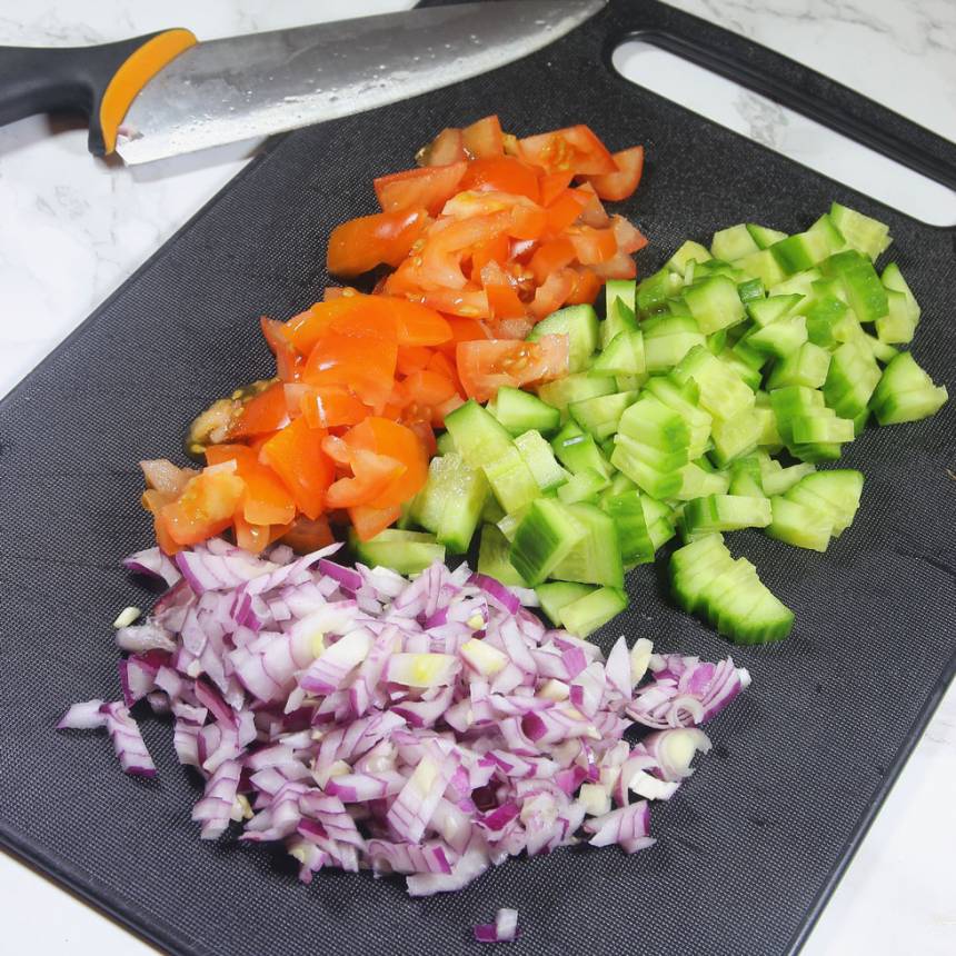 2. Skär tomat, gurka och lök i små bitar (och/eller andra valfria grönsaker). 
