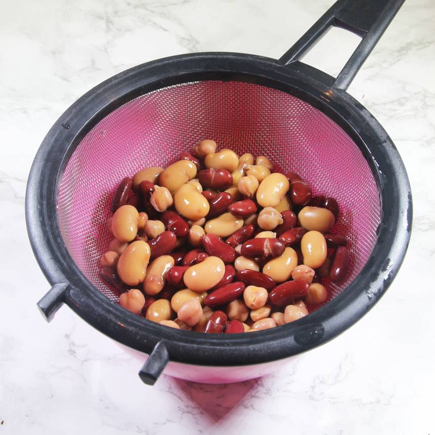 3. Häll ner bönorna i en sil. Skölj av dem med kallt vatten och låt vätskan rinna av. 